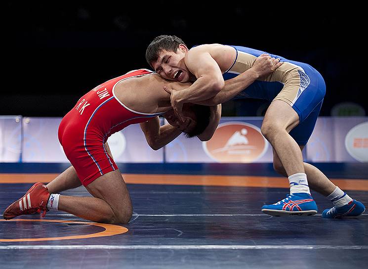 Турнир по вольной борьбе, завершавший программу чемпионата, для привыкших к тотальному превосходству россиян закончился скромно: два золота, одно серебро и четыре бронзы На фото справа: вольник Виктор Лебедев, завоевавший бронзовую медаль в категории до 57 кг