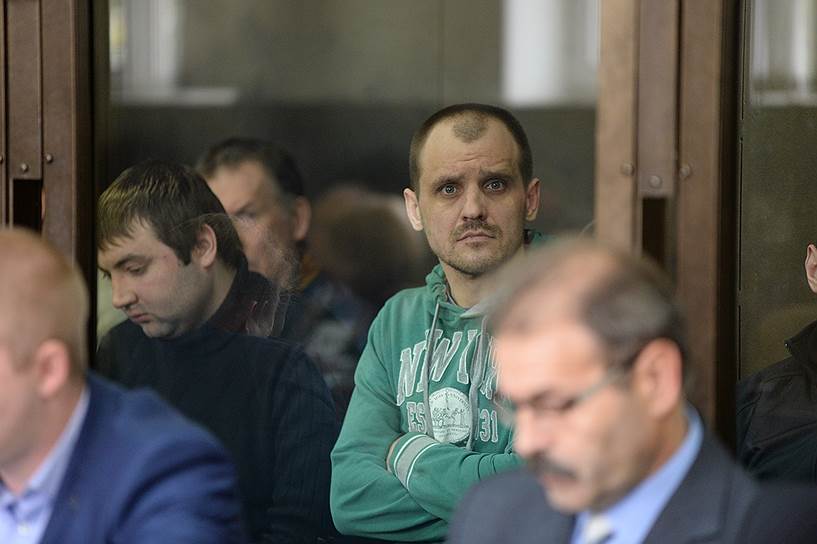 Обвиняемый в убийстве Дмитрий Ермаков (в центре)