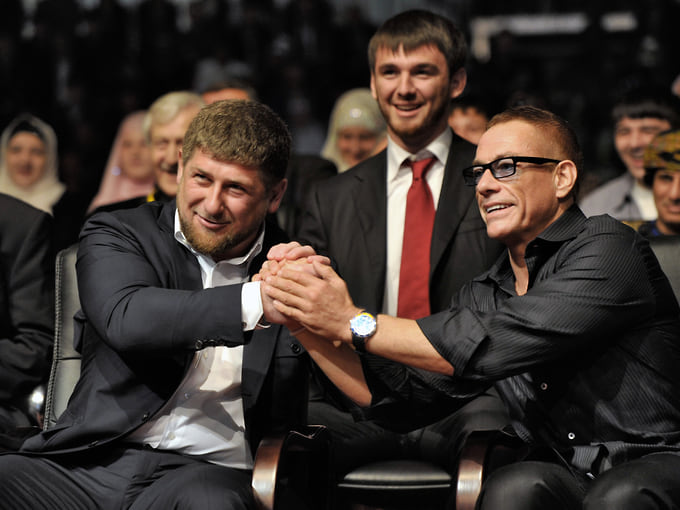 С главой Чеченской Республики Рамзаном Кадыровым, 2011 год. В 2025-м актер в видеообращении к президенту РФ Владимиру Путину выразил желание стать послом мира в России. В Госдуме предложение раскритиковали и отвергли 
