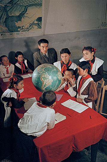 1952 год. Кара-Калпакия. г. Нукус. В средней школе им А. С. Пушкина идет урок географии 