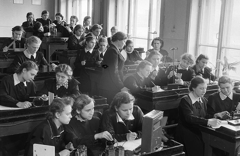 1953 год. Последний звонок. Начались подготовки к экзаменам в 10 "В" классе 