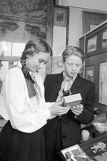 1953 год. В школьном краеведческом музее 2-й семилетней школы города Цесис. Ученики 6-го "А" класса Рута Силинь и Николай Шаманов рассматривают строение известняка 