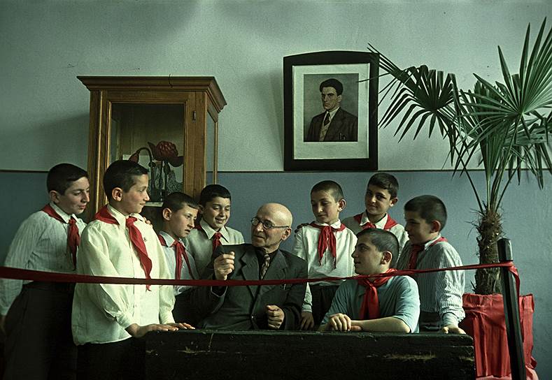 1953 год. На родине Маяковского. В классе бывшей гимназии, в которой учился В. Маяковский. Врач Е. Е. Гванцеладу, учившийся вместе с поэтом, рассказывает школьникам об ученических годах поэта 