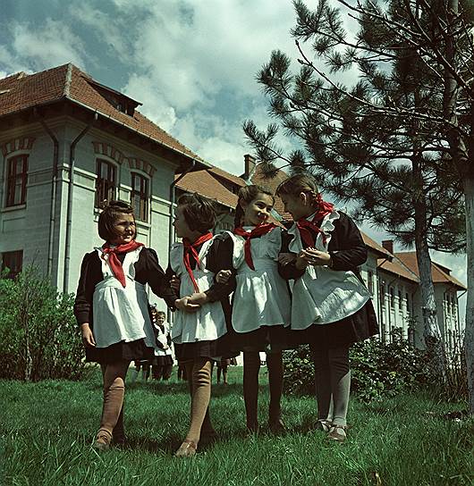 1955 год. Город Турно-Северин. Ученицы элементарной школы №2 на перемене 