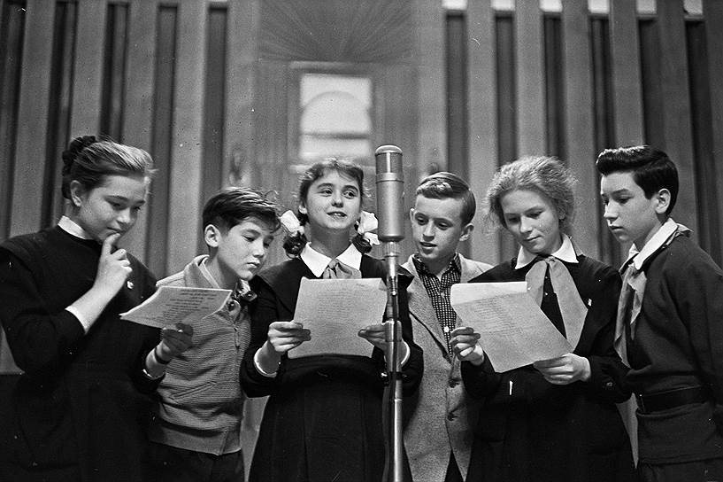 1962 год. Всесоюзное радио. Московские школьники ведут передачу "Пионерская зорька" 