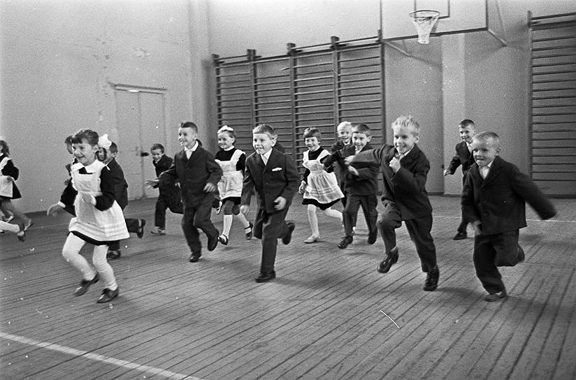 1972 год. Младшие школьники на занятиях в спортивном зале 