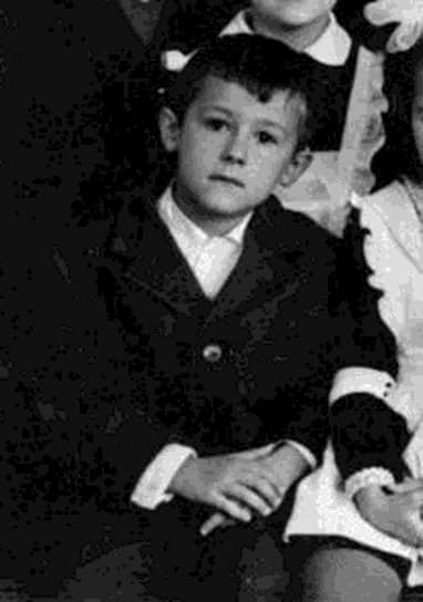 Олег Меньшиков родился 8 ноября 1960 года в Серпухове в семье военного инженера и невропатолога. Почти сразу после рождения мальчика перевезли в Москву, где прошло детство будущего актера. Тяга к музыке у Меньшикова появилась еще в школьные годы. «Он был у нас объединяющим началом. Большую роль в этом сыграли его музыкальные способности. Во многих классах и кабинетах у нас стояло фортепьяно. На переменах Oлег садился и начинал играть, играл с огромным удовольствием. Мы подпевали»,— вспоминали его одноклассники  