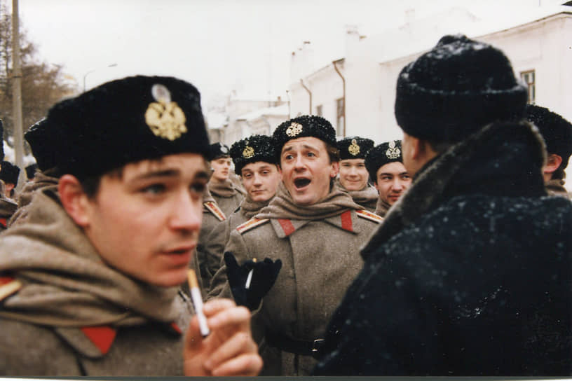 В 1998 году Олег Меньшиков вновь появился в картине Никиты Михалкова. В «Сибирском цирюльнике» (кадр из фильма на фото) актер сыграл юнкера Андрея Толстова. За работу в фильме Меньшиков был награжден Государственной премией России в области киноискусства, а сама картина получила гран-при на кинофоруме «Золотой витязь» 
