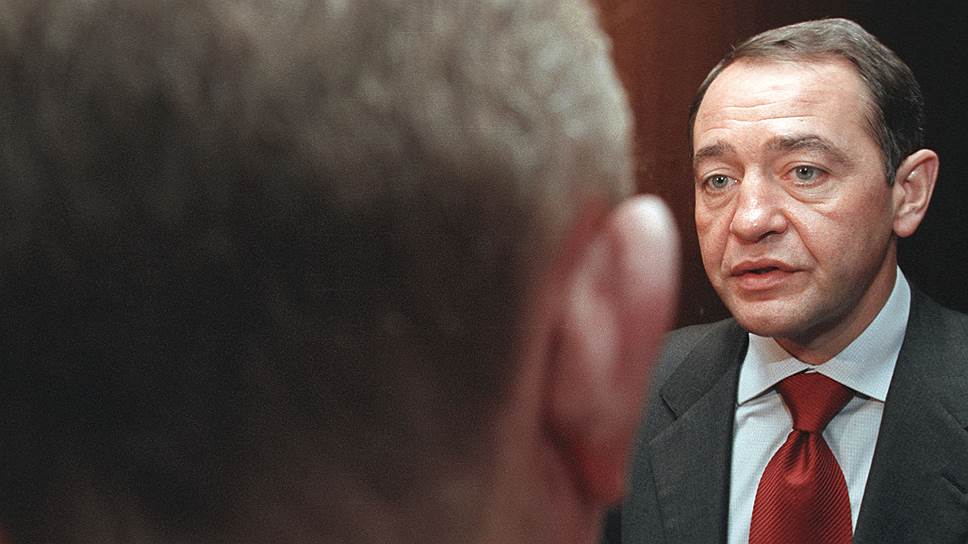 2002 год. Министр по делам печати, телерадиовещания и средств массовых коммуникаций Михаил Лесин на конференции «Власть прессы и пресс власти»