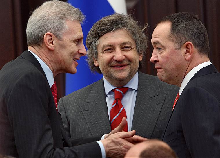 2008 год. Министр образования и науки России Андрей Фурсенко, советник руководителя Федерального агентства по печати и массовым коммуникациям Владимир Григорьев и советник Президента России Михаил Лесин во время заседания Совета по спорту, посвященного подготовке к проведению Олимпийских игр «Сочи-2014»