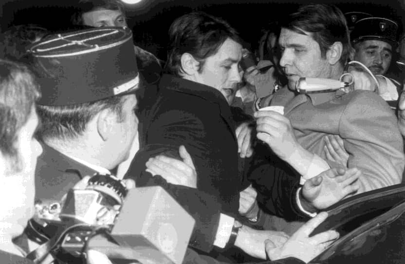 В 1957 году состоялся дебют Алена Делона в картине Ива Аллегре «Когда вмешивается женщина». Снявшись затем в нескольких фильмах, которые не принесли ему известности, актер-самоучка Делон учился мастерству на съемочной площадке, а также брал уроки фехтования, работал над речью и мимикой. Успех и известность пришли к нему после фильма «На ярком солнце» в 1960 году. «Наконец-то Ален Делон нашел своего героя. Человека с двойным дном. Падшего ангела»,— писали о нем критики