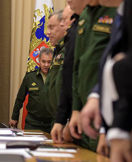 Министр обороны России Сергей Шойгу (слева) во время совещания по развитию Вооруженных Сил России в резиденции "Бочаров Ручей"