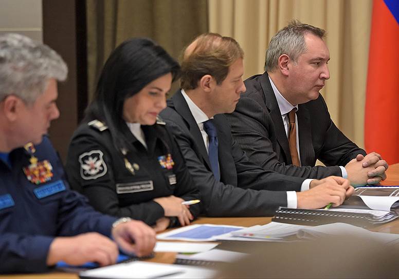 Министр промышленности и торговли России Денис Мантуров (второй справа) и заместитель председателя правительства России Дмитрий Рогозин (справа) во время совещания по развитию Вооруженных Сил России в резиденции "Бочаров Ручей"