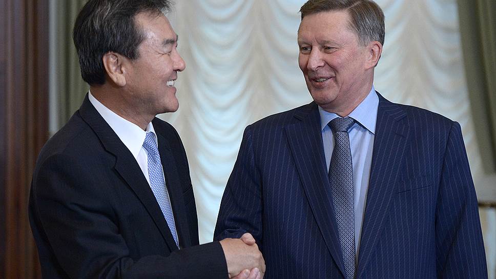 Руководитель администрации президента РФ Сергей Иванов (справа) и президент международной группы по противодействию отмыванию денежных средств (ФАТФ) Дже-Юн Шин
