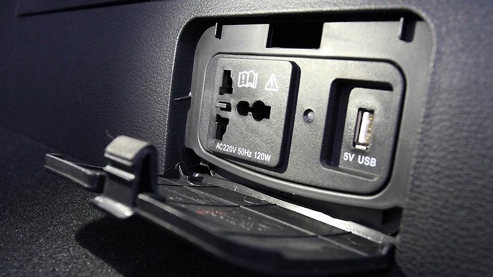 В багажнике предусмотрена розетка на 220-вольт и USB разъем 