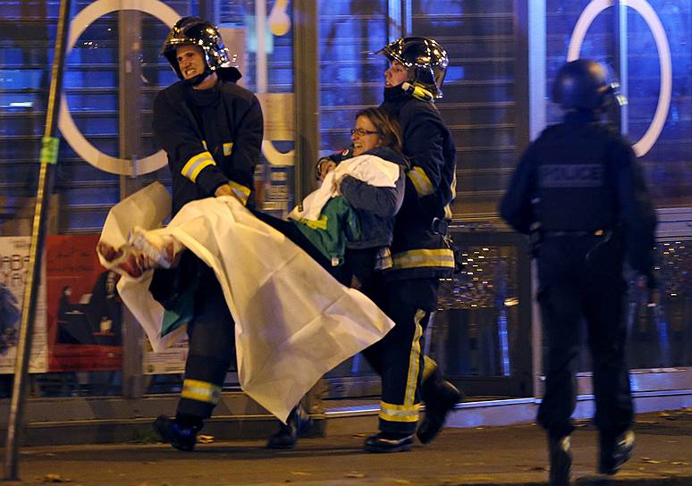 В 21:40 по местному времени боевики ворвались в концертный зал Bataclan, где находились полторы тысячи человек, пришедших на концерт американской рок-группы Eagles of Death Metal 