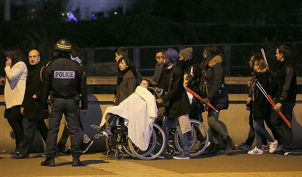 Атаки начались со взрыва у входа на стадион Stade de France в 21:20 во время товарищеского матча между Францией и Германией, зрителем которого в том числе был и президент Франции Франсуа Олланд. Жертвой террориста-смертника стал один человек 