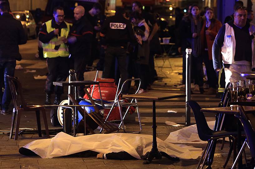 Около 21:40 один из террористов подорвал себя в ресторане Voltaire на бульваре Вольтера, серьезно ранив посетителя 