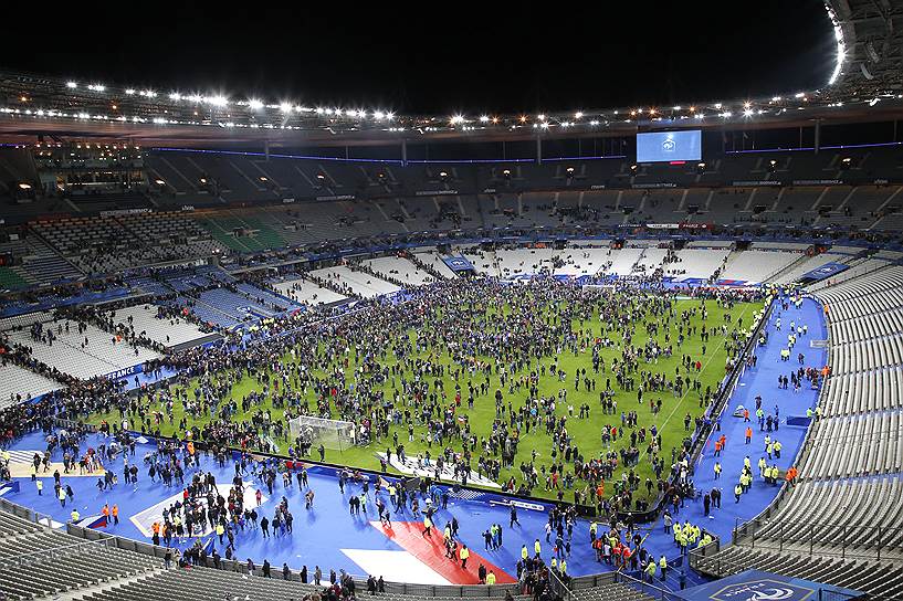 Третий взрыв прозвучал неподалеку от стадиона Stade de France в 21:53. Через некоторое время после этого зрителям матча начали приходить сообщения о взрывах у входов, началась паника 