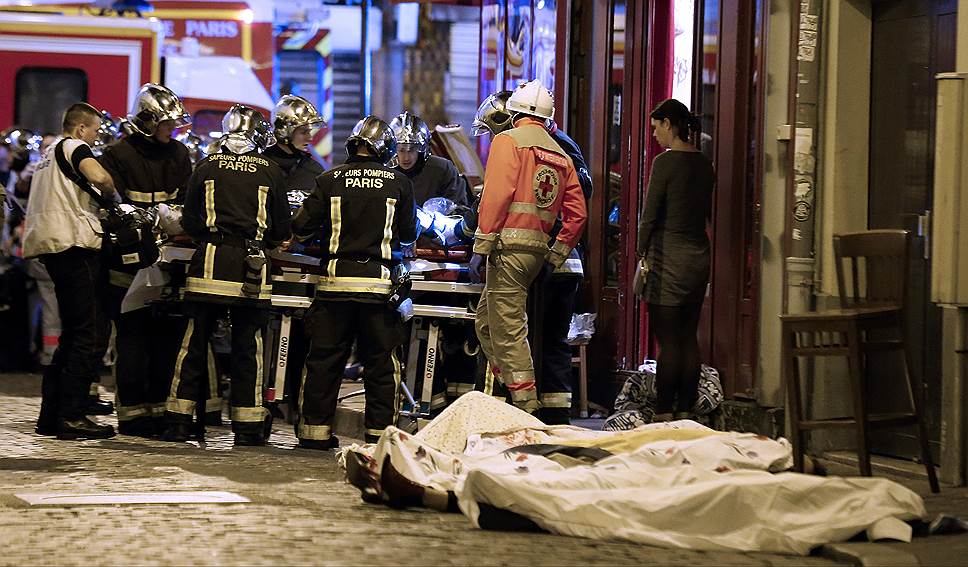 Атаку в центре Парижа террористы начали в 21:25 по местному времени, выпустив очереди из АК-47 по посетителям бара Carillon и азиатского ресторанчика Petit Cambodge на углу улицы Алибер. 15 человек погибли, 10 были ранены 