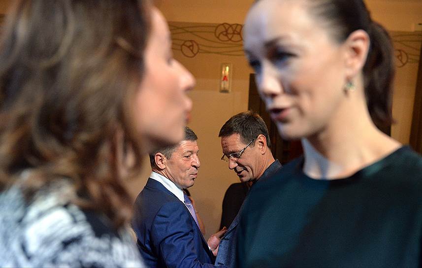 Заместитель председателя правительства России Дмитрий Козак (второй слева), президент Олимпийского комитета России Александр Жуков (второй справа) и актриса Дарья Мороз (справа)  