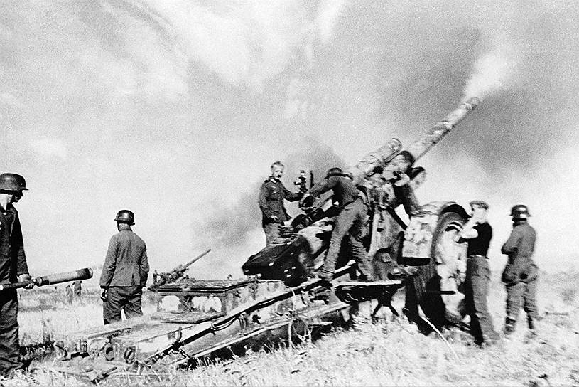 Официальной датой начала Сталинградской битвы считается 17 июля 1942 года. Именно в этот день передовые части шестой армии вермахта под командованием генерал-лейтенанта Фридриха фон Паулюса вступили в бой с частями 62-й советской армии. Так начался оборонительный этап битвы на Сталинградском направлении. Город для обеих сторон имел стратегическое значение: до начала войны Сталинград являлся одним из крупнейших промышленных центров СССР. Кроме того, через Волгу шло снабжение центра Советского Союза кавказской нефтью и другими грузами 