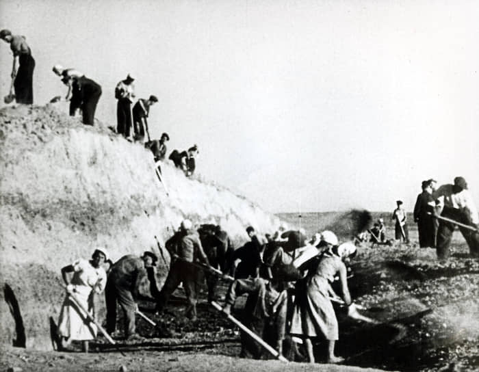 К середине лета 1942 года немецкие войска сосредоточили на юго-западном направлении большие силы. Германское командование приняло решение произвести перегруппировку, разделив группу армий «Юг» на две группы армий: «A» (должна была достигнуть низовья Дона и прорваться в кавказском направлении) и «Б» (выйти к Волге по обе стороны Сталинграда). Из-за угрозы Сталинграду 12 июля 1942 года директивой Ставки Верховного Главнокомандования был образован Сталинградский фронт 