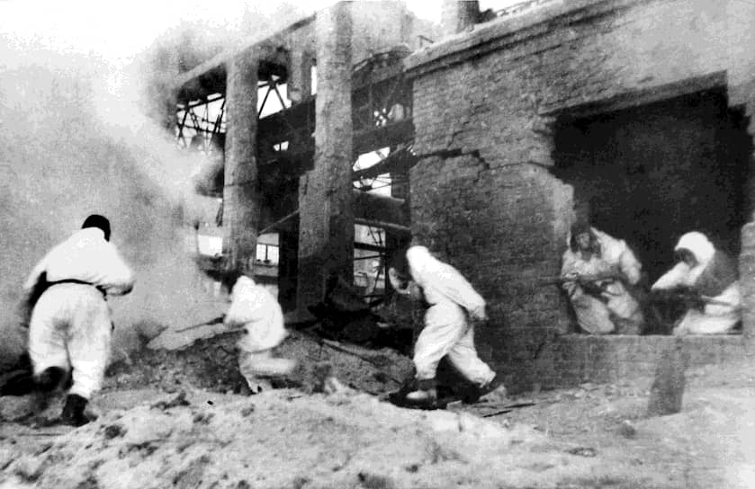 11 ноября 1942 года войска вермахта попытались в последний раз захватить город. Им удалось пробиться к Волге южнее завода «Баррикады», но дальше наступление захлебнулось. Войска 62‑й армии наносили постоянные контрудары, уничтожая его живую силу и технику. 18 ноября главная группировка немецко‑фашистских войск перешла к обороне 