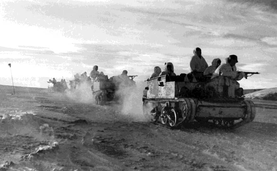 19 ноября 1942 года после 80‑минутной артиллерийской подготовки войска Юго-Западного и правого крыла Донского фронтов перешли в наступление под Сталинградом в рамках операции «Уран». Прорвав оборону 3‑й румынской армии, к 23 ноября советские войска замкнули кольцо окружения гитлеровских войск под Сталинградом. В котле оказались 22 дивизии и 160 отдельных подразделений 