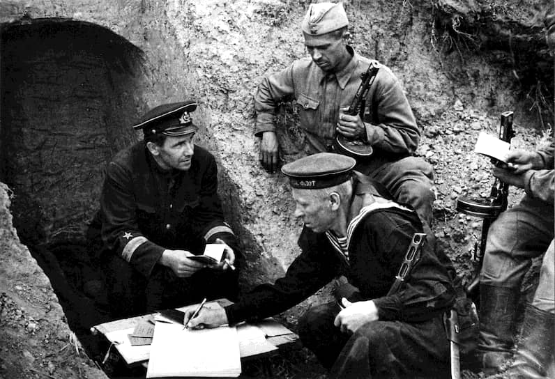 В сентябре 1942 года оборонительные бои велись уже в самом городе, а также севернее и южнее Сталинграда. 14 сентября немецкие войска бросили на город семь своих дивизий, около 500 танков и несколько сотен самолетов. Особенно ожесточенные бои развернулись в районе Мамаева кургана и на берегу реки Царицы 