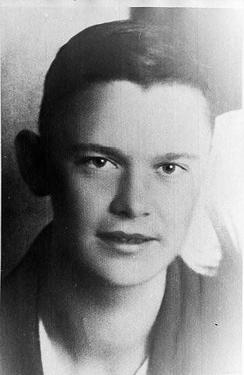 Леонид Гайдай родился в городе Свободный Амурской области 30 января 1923 года. Вскоре после его рождения семья переехала сначала в Читу, а потом в Иркутск, где мальчик получил школьное образование. С детства Леониду Гайдаю нравились фильмы с Чарли Чаплином