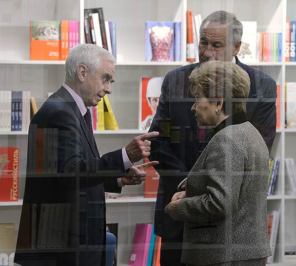 Слева направо: политик Виктор Илюшин, президент Федерации тенниса России Шамиль Тарпищев и вдова Бориса Ельцина Наина