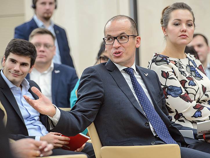 Сопредседатель центрального штаба ОНФ Александр Бречалов и его активисты предъявили Владимиру Путину самые тяжелые примеры расточительности чиновников