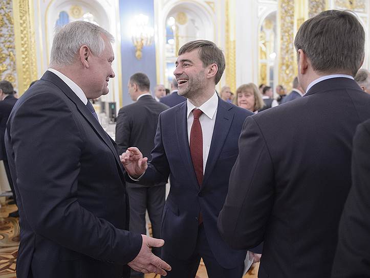 Член комитета Государственной думы (ГД) России по жилищной политике и жилищно-коммунальному хозяйству Вадим Булавинов (слева) и заместитель председателя ГД России Сергей Железняк (в центре)