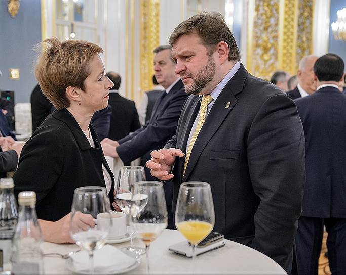 Заместитель министра экономического развития России - руководитель Федерального агентства по управлению государственным имуществом Ольга Дергунова (слева) и губернатор Кировской области Никита Белых (справа)