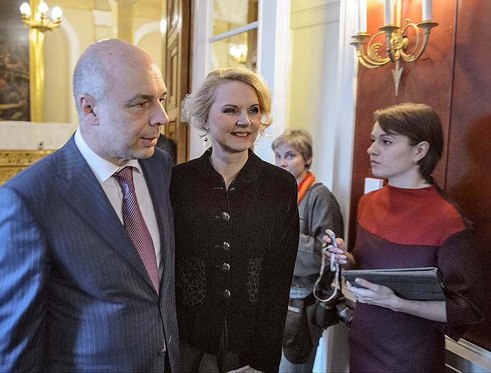 Министр финансов России Антон Силуанов (слева) и председатель Счетной палаты России Татьяна Голикова (в центре