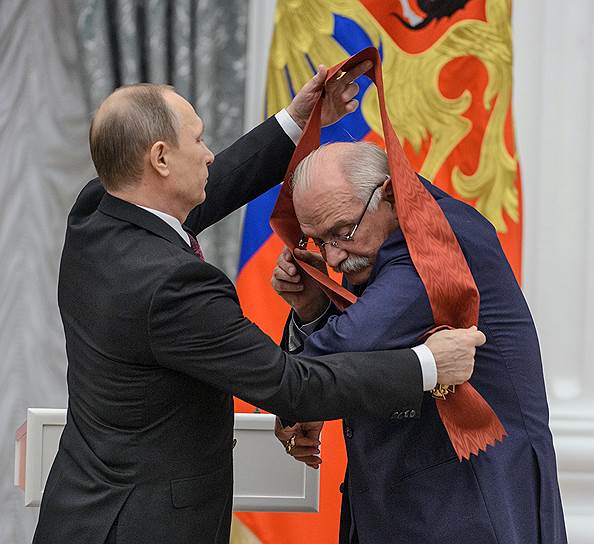 Владимир Путин и председатель Союза кинематографистов России Никита Михалков