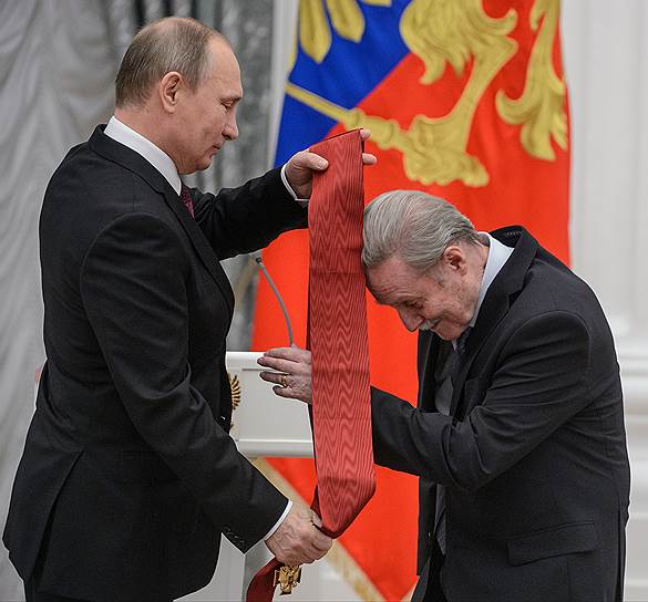 Владимир Путин и художественный руководитель Государственного академического Малого театра России Юрий Соломин
