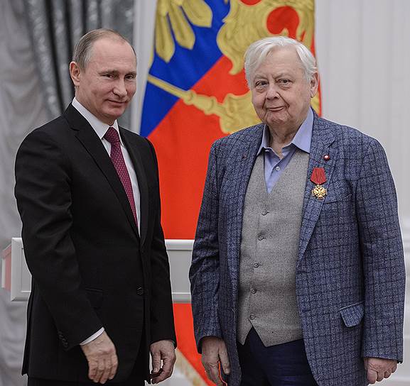 Владимир Путин и художественный руководитель Московского художественного театра (МХТ) имени А. П. Чехова Олег Табаков