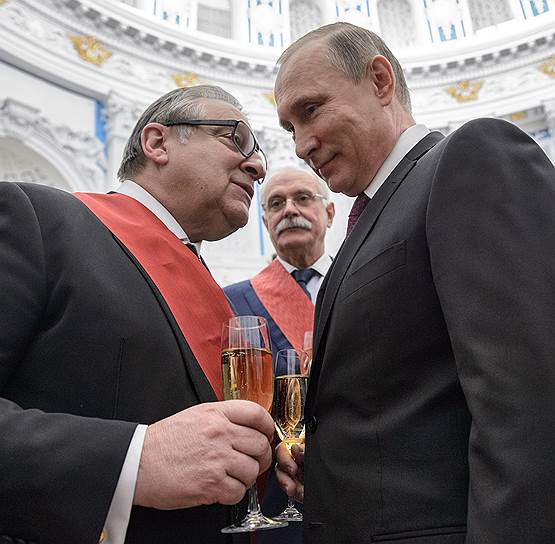 Слева направо: художественный руководитель Театра Эстрады Геннадий Хазанов, председатель Союза кинематографистов России Никита Михалков и президент России Владимир Путин