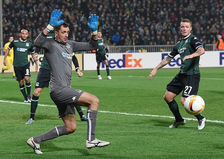 "Краснодар" этот отрезок собственной слабости, отдохнув, заставил забыть. Второй тайм он открыл бодрой демонстрацией извлеченных из загашника резервов — физических и эмоциональных. "Боруссии" снова надо было изо всех сил напрягаться, чтобы избежать беды