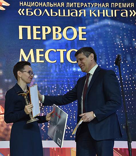 Писатель Гузель Яхина (слева) и директор Государственного литературного музея (ГЛМ) Дмитрий Бак (справа) 