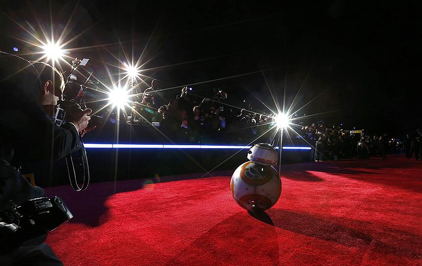 Лос-Анджелес, США. Дроид BB-8 на красной дорожке перед мировой премьерой седьмой части киносаги «Звездные войны: Пробуждение Силы» 