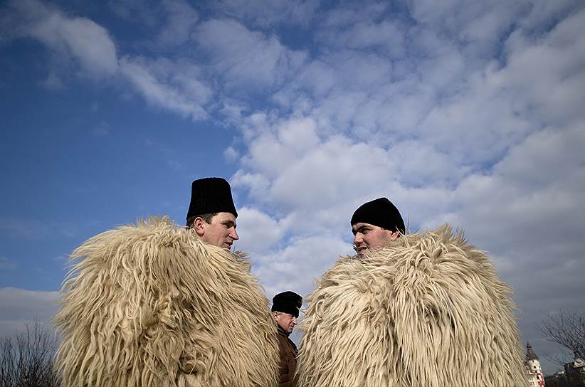 Бухарест, Румыния. Пастухи во время акции протеста у здания парламента страны 