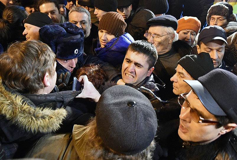 Москва, Россия. Давка во время митинга против расширения зоны платной парковки, прошедшего на Пушкинской площади 