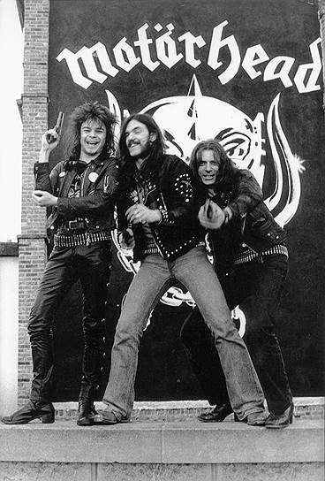 Группа Лемми получила название Motorhead по названию последней песни, которую он написал для Hawkwind. В изначальный состав коллектива помимо самого Лемми (в центре) вошел гитарист Ларри Уоллиса и ударник Лукас Фокс. Чуть позже Фокс был заменен на другого ударника — Фила Тейлора (слева), а место Уоллиса занял Эдди Кларк (справа) по прозвищу «Шустрый» 
