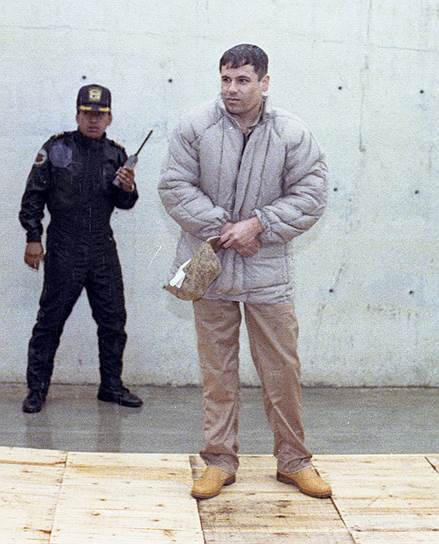 В 1970-х годах Эль-Чапо нашел себе работу у наркобарона Эктора Луиса Пальмы Саласара, отвечая за перевозку наркотиков из разных районов Мексики к границе с США. В группировке Саласара сразу отметили деловую хватку Эль-Чапо, и вскоре он был представлен самому Феликсу Галлардо, одному из крупнейших наркобаронов Мексики, который стал первым настоящим учителем Эль-Чапо