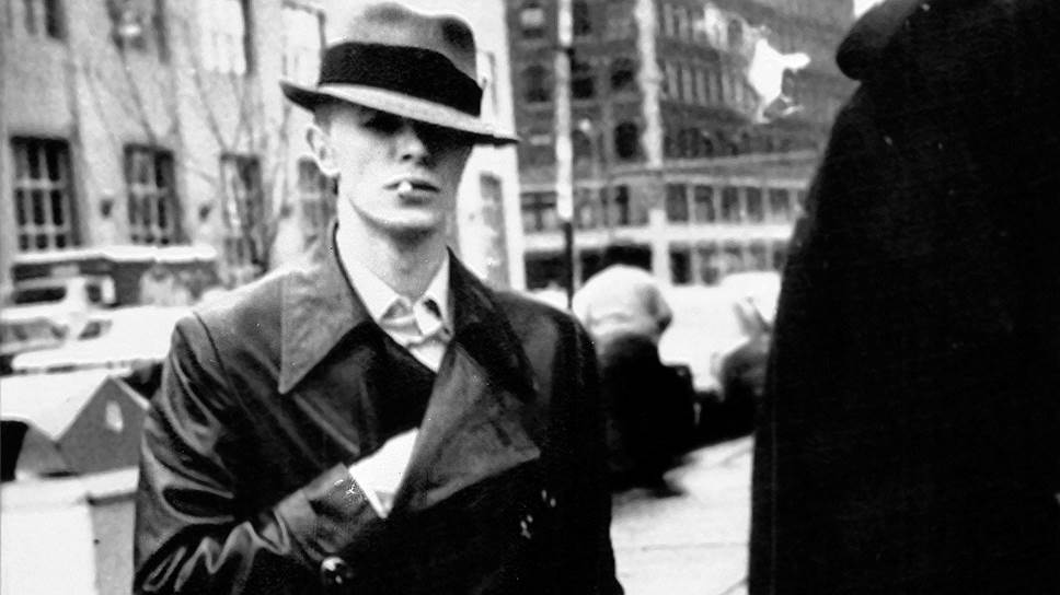 Сольную карьеру музыкант начал в начале 1960-х, однако широкой публике стал известен только в 1969 году после выхода первого большого хита «Space Oddity», попавшего в первую пятерку хит-парада Великобритании. Песня, рассказывающая о вымышленном астронавте по имени Том, затерявшемся в открытом космосе, впоследствии вошла в одноименный альбом 