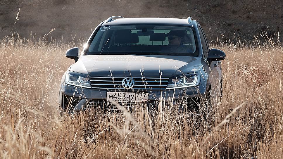 Дизайн передней части кузова Touareg был переработан. Теперь в стандартную комплектацию всех версий Touareg входят биксеноновые фары новой формы. Они образуют единую линию с радиаторной решёткой, которая также получила новый дизайн. Кроме того, изменения коснулись переднего и заднего бамперов