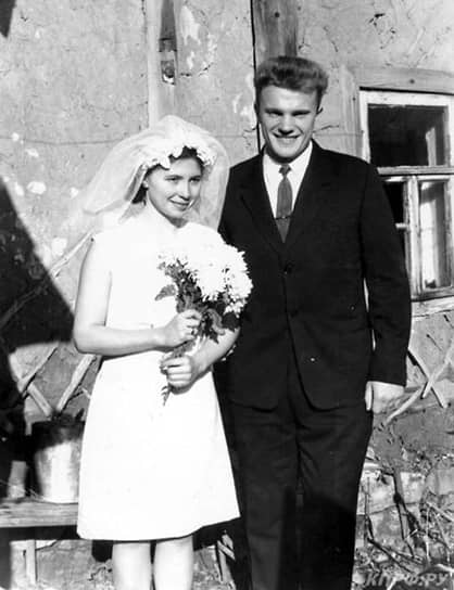 В 1962 году Геннадий Зюганов поступил на физико-математический факультет Орловского педагогического института, откуда на втором курсе был призван в армию. Учебу он смог продолжить только через три года, окончив институт с отличием в 1969 году. Студенческие годы для лидера КПРФ связаны со значимым событием в жизни: в 1967 году Зюганов женился на Надежде Амеличевой